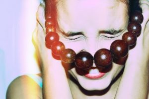 close-up-de-mulher-com-colar_1048944-28060745