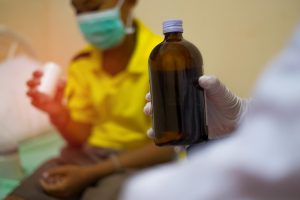 close-up-de-um-homem-segurando-uma-garrafa_1048944-4751009