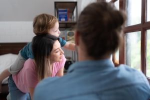 depois-que-o-menino-acorda-de-seu-cochilo-seu-pai-e-sua-mae-se-envolvem-em-atividades-divertidas-em-seu-quarto_921283-2603