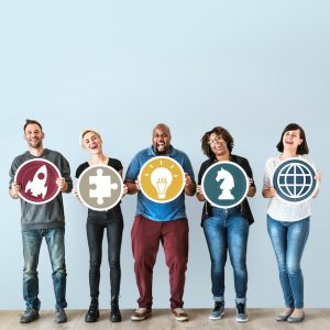 diversas-pessoas-com-o-conceito-de-estrategia-de-negocios_53876-23877