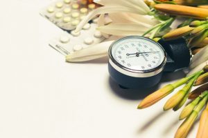 esfigmomanometro-comprimidos-e-flores-com-lugar-para-texto-em-branco_528985-145