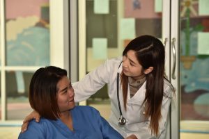 fotos-de-medicos-em-uniformes-de-trabalho-foto-de-uma-jovem-medico-com-endoscopio_34433-145