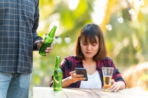 grupo-de-amigos-felizes-vivendo-um-estilo-de-vida-saudavel-e-relaxando-torcendo-com-cerveja-e-bebendo-cerveja_43157-1873