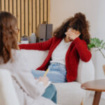 Como Conversar Durante Episódios de Crise Emocional: Comunicação que Acolhe e Reduz Danos